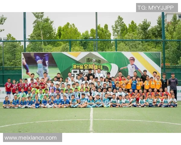 足球巨星带儿子畅玩绿茵场尽显父爱与亲子情深